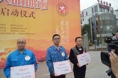 说明: C:\Users\StoneLee\Desktop\蓝星机械李静(中)接受学习雷锋敬业标兵奖.jpg